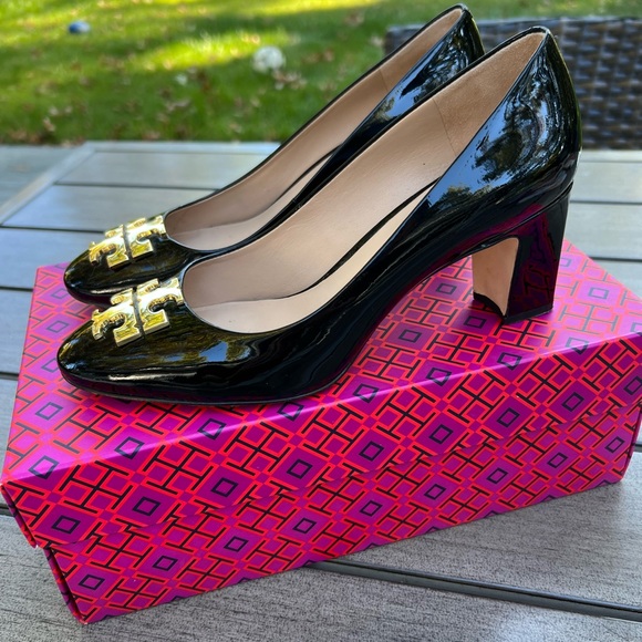 Tory Burch Raleigh 70MM Pump. Black Patent Leather. Gold Medallion. Size 7.5 EUC - Picture 3 of 9